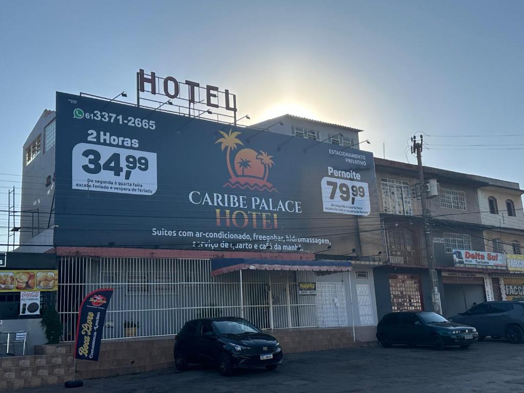 un hôtel avec des voitures garées devant un bâtiment dans l'établissement Caribe Palace Hotel Ceilândia Sul, à Ceilândia