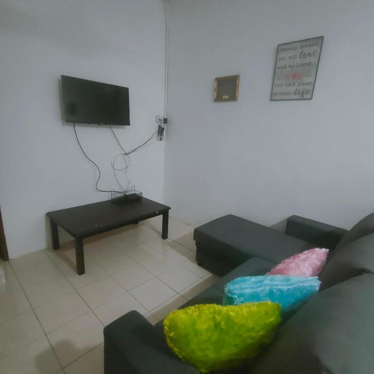 TV a/nebo společenská místnost v ubytování Taman Tinah Homestay