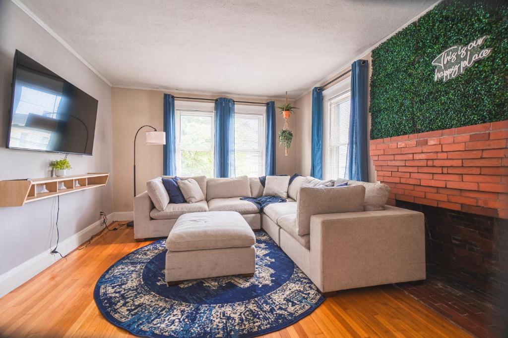 Χώρος καθιστικού στο Boston 3BD-Walk to Train station-Beach-Near Airport