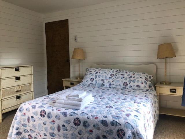 Uma cama ou camas num quarto em Captain's Quarters
