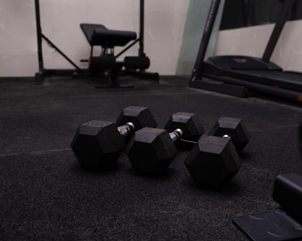 Fitness centrum a/nebo fitness zařízení v ubytování Formula 2 Hotels and Suites