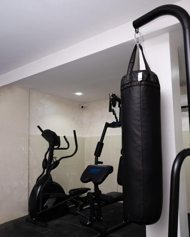 Fitness centrum a/nebo fitness zařízení v ubytování Formula 2 Hotels and Suites