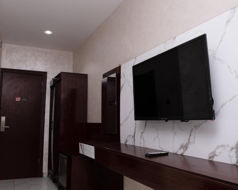 TV a/nebo společenská místnost v ubytování Formula 2 Hotels and Suites