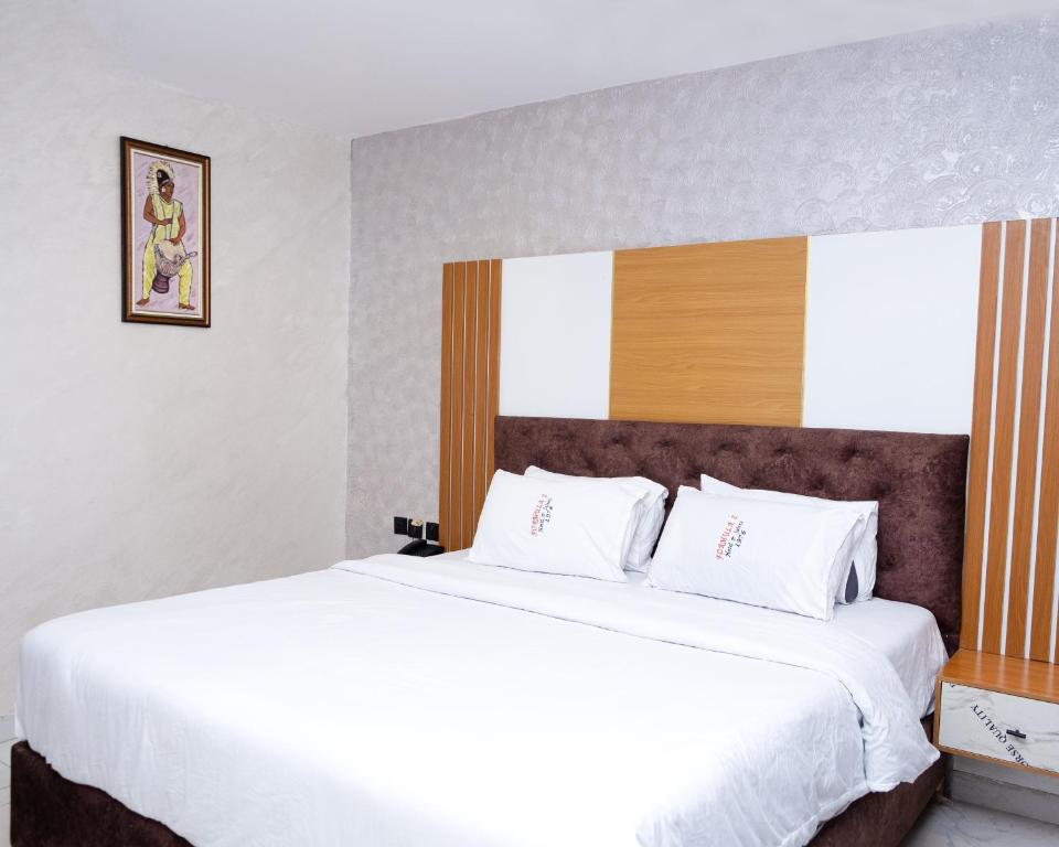 Postel nebo postele na pokoji v ubytování Formula 2 Hotels and Suites