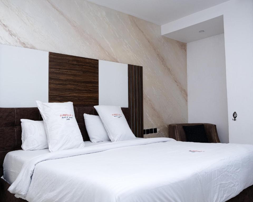 Postel nebo postele na pokoji v ubytování Formula 2 Hotels and Suites