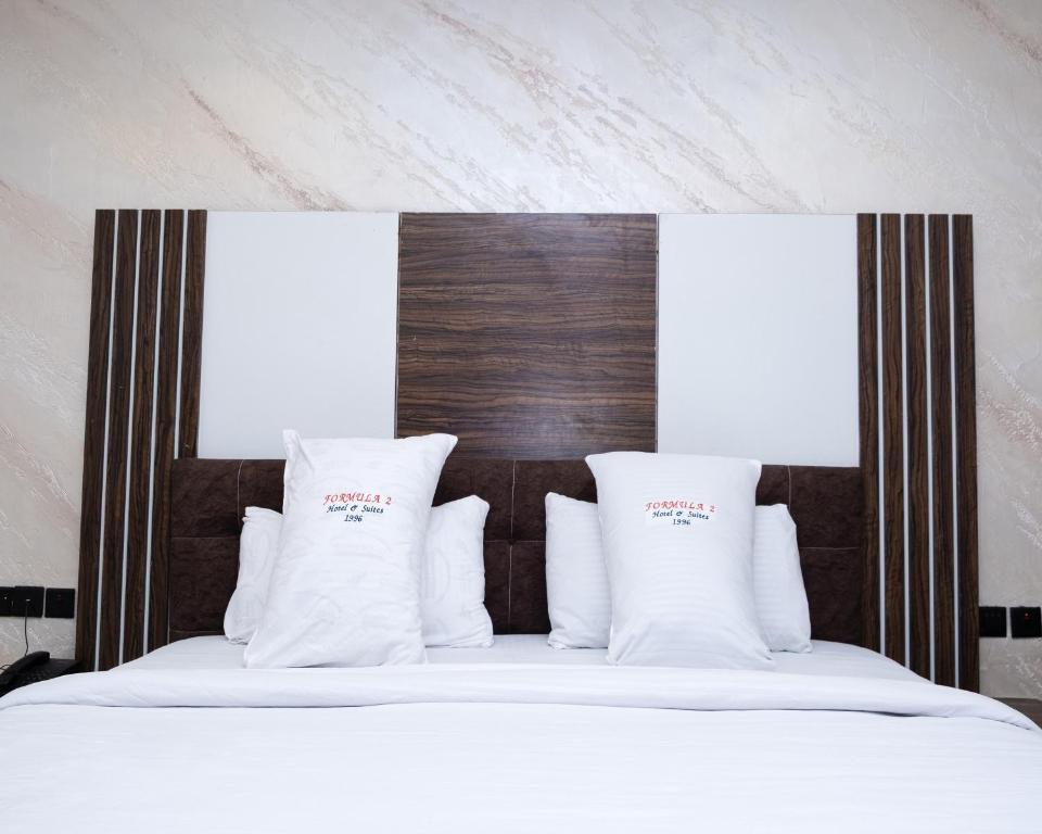 Postel nebo postele na pokoji v ubytování Formula 2 Hotels and Suites