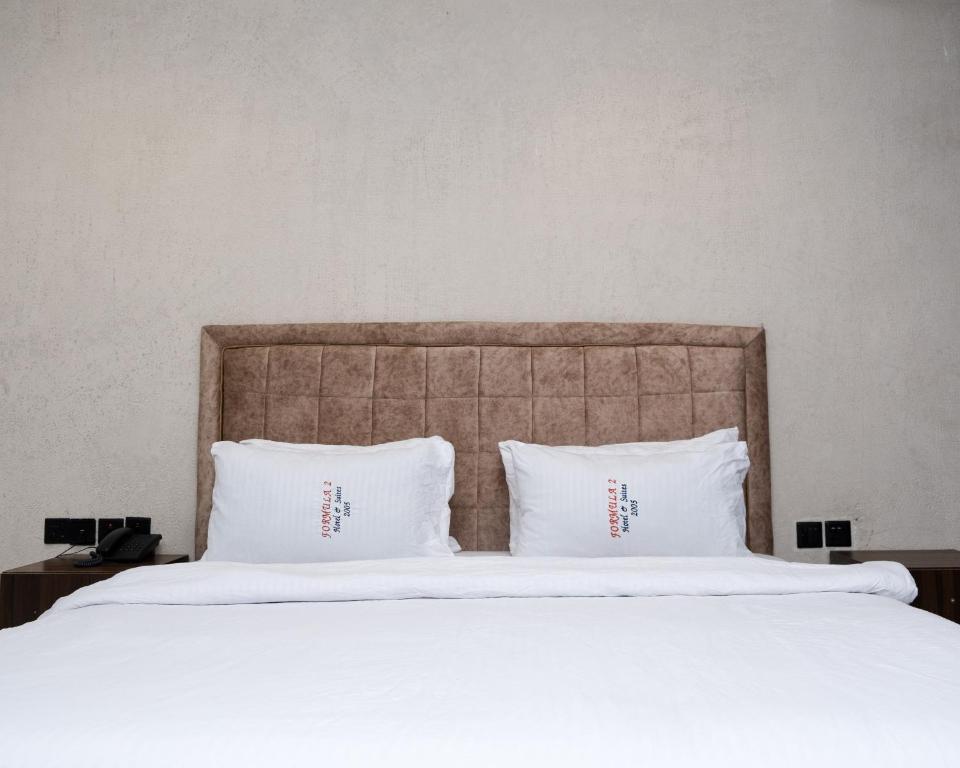 Postel nebo postele na pokoji v ubytování Formula 2 Hotels and Suites