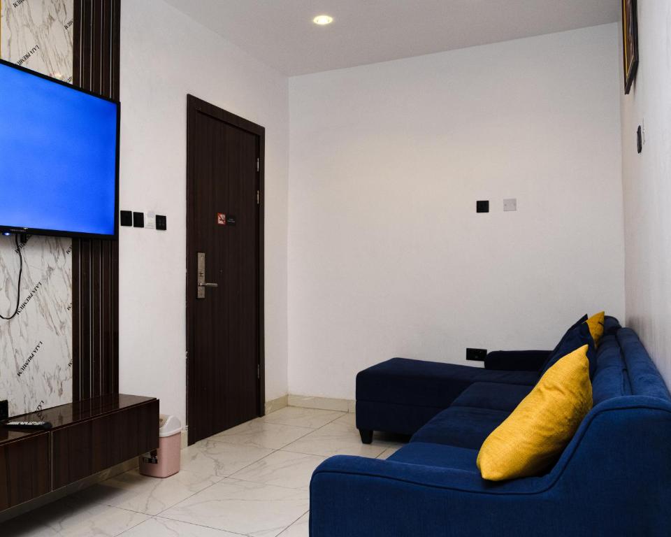 TV a/nebo společenská místnost v ubytování Formula 2 Hotels and Suites