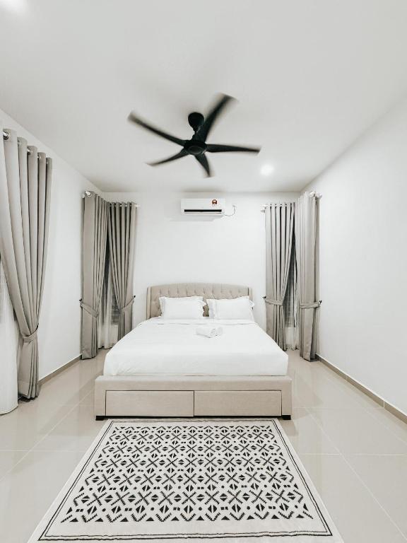 a bedroom with a bed and a ceiling fan at Casa Kaharo 2 in Kampong Pak Sabah