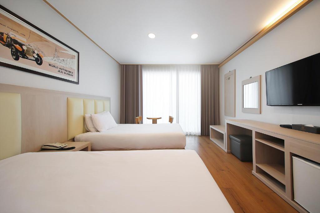 TV a/nebo společenská místnost v ubytování Shin Shin Hotel Jeju City