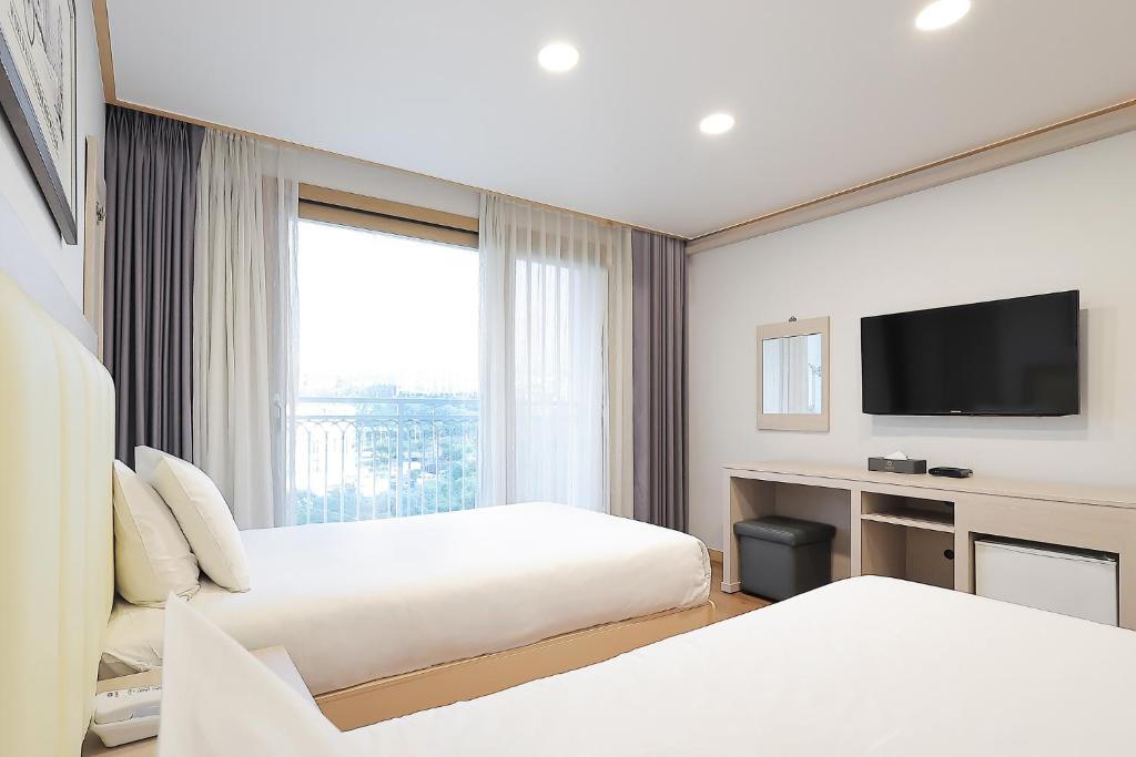 TV a/nebo společenská místnost v ubytování Shin Shin Hotel Jeju City