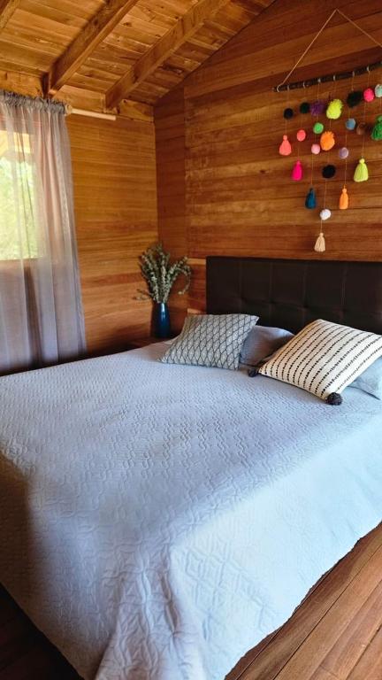 Postel nebo postele na pokoji v ubytování Beehouse Arví Cabaña