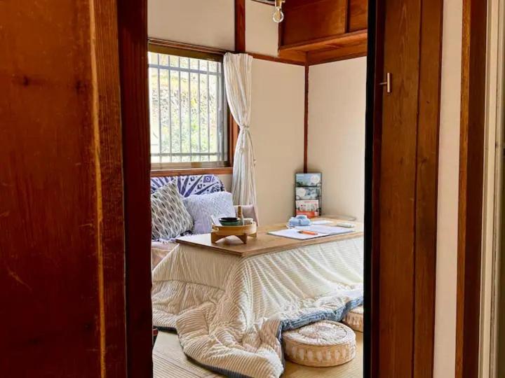 Postel nebo postele na pokoji v ubytování 江ノ電の線路沿いにある宿【film koshigoe】