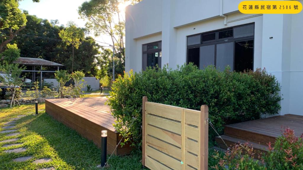 A garden outside 甘澄民宿 700坪綠意庭院與手作早餐