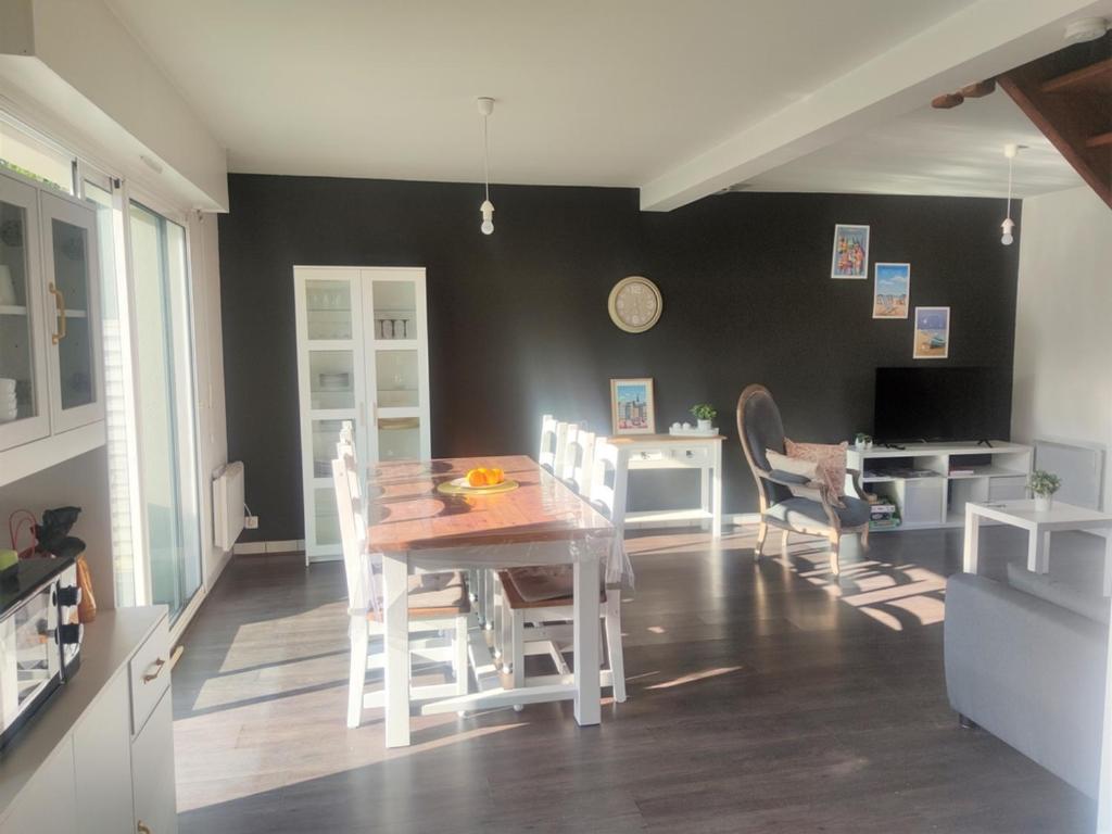 une cuisine et une salle à manger avec une table et des chaises dans l'établissement Maison Sarzeau 6 pers - Entre plage et commerces, animaux admis - FR-1-639-127, à Sarzeau