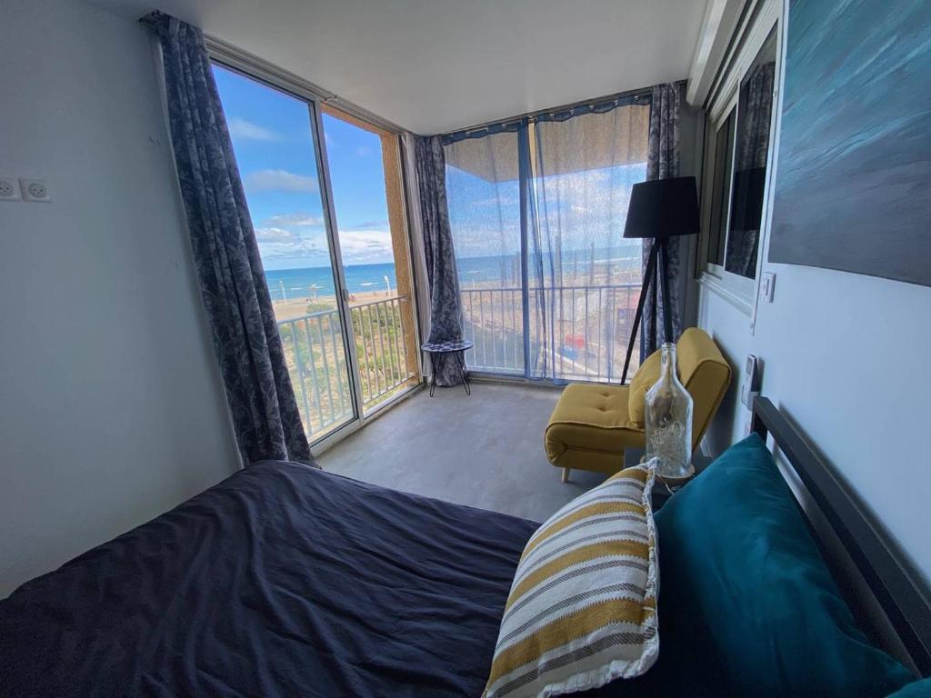 une chambre avec un lit et une grande fenêtre dans l'établissement T3 Confort avec Clim et Wifi, Terrasse, 300m Commerces, Plage à Proximité, Parking Privé - FR-1-81-623, au Barcarès