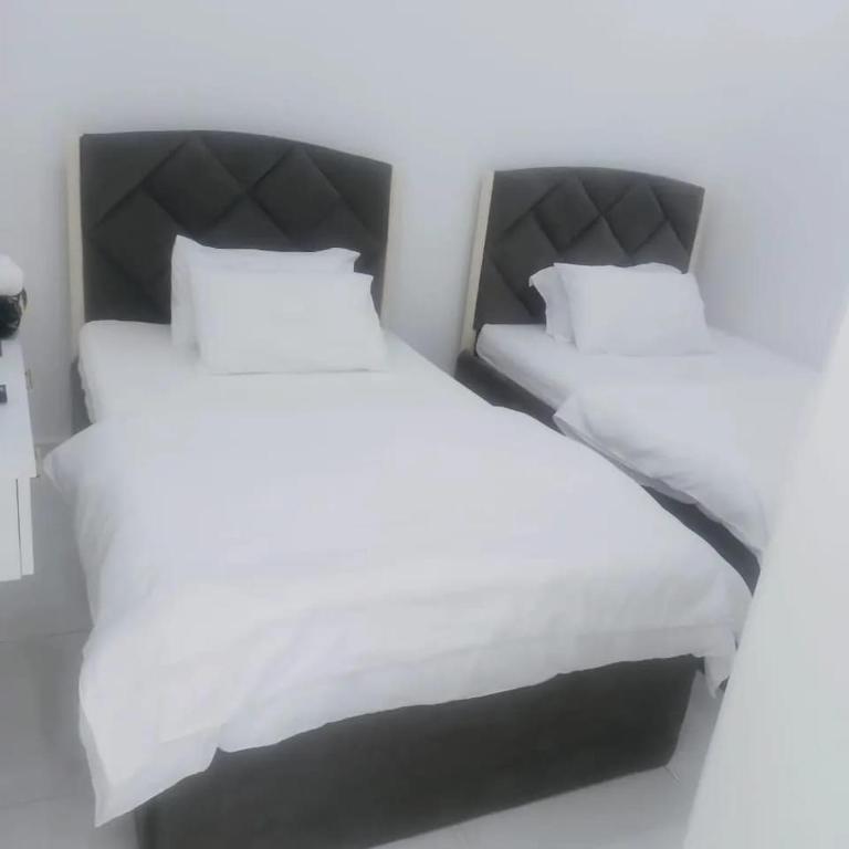 Postel nebo postele na pokoji v ubytování ANTIKA HOTEL / انتيكا للشقق الفندقيه