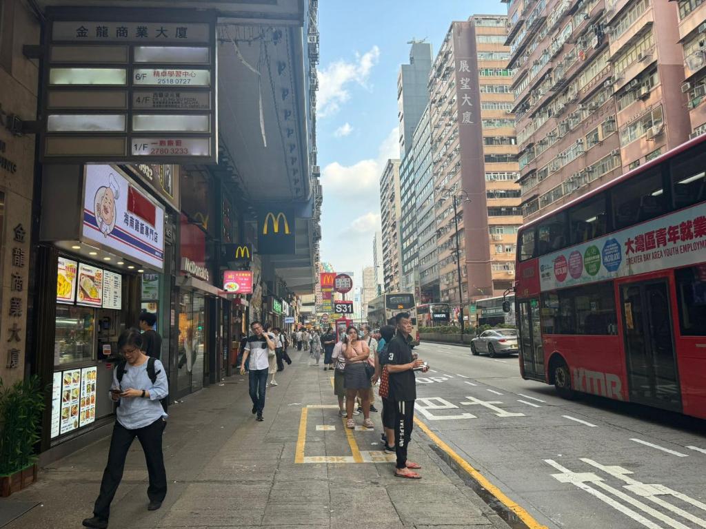 入住可爱小家 油麻地 弥敦道 正大街 地铁口1分钟 两房一厅一卫有厨房 4床可住4-5人的客人