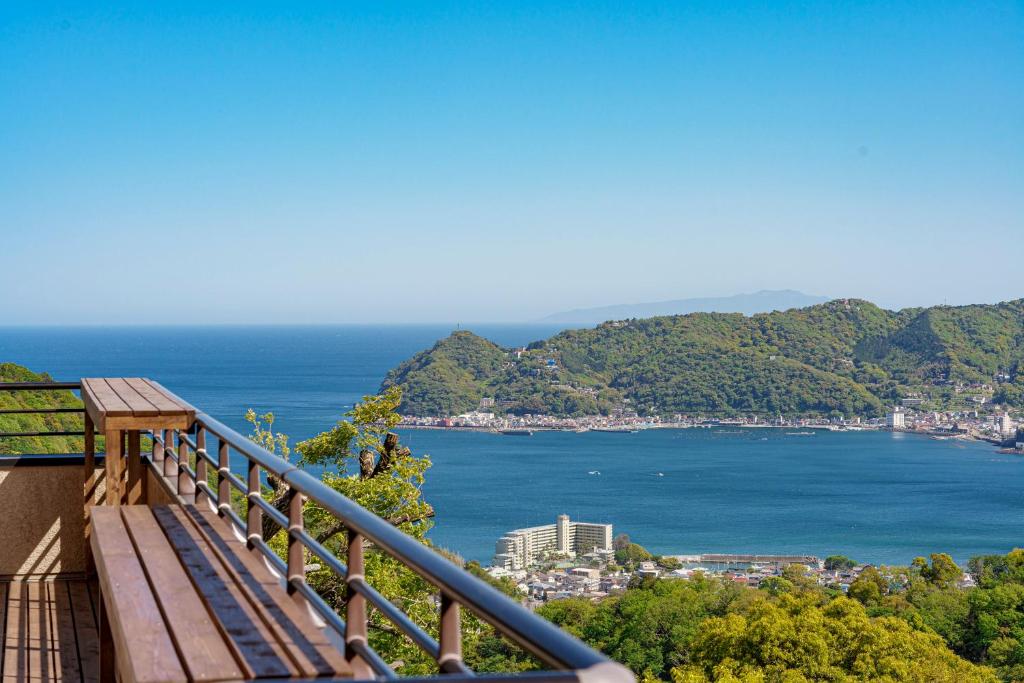 Tagaにあるプライベートリゾート日暖のバルコニーからの海の景色