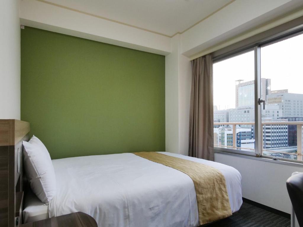 Postel nebo postele na pokoji v ubytování Hotel Sunroute Sopra Kobe