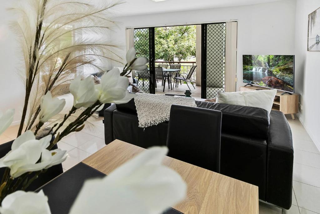 Ruang duduk di Cozy Cairns Stay - Near Airport, City & Esplanade