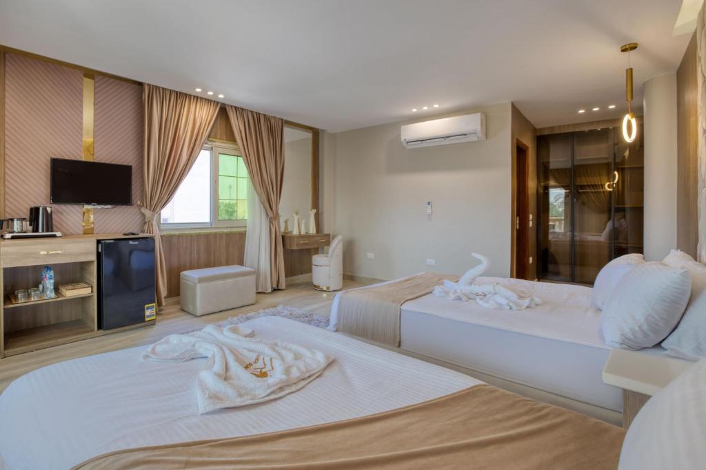 Postel nebo postele na pokoji v ubytování Pyramids sunrise inn