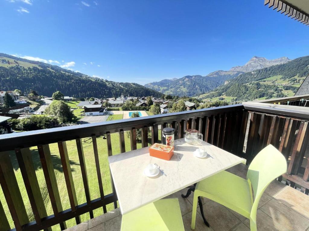 une table et des chaises sur un balcon avec vue dans l'établissement Résidence Les Alpages - Studio skis aux pieds avec une vue exceptionnelle MAE-3284, à Notre-Dame-de-Bellecombe
