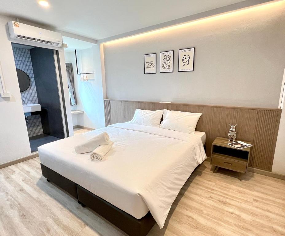 Postel nebo postele na pokoji v ubytování Bedter Hotel Phang Nga