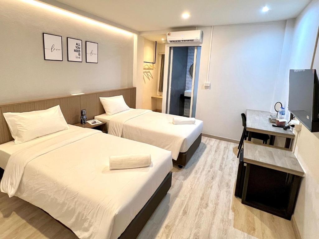 Postel nebo postele na pokoji v ubytování Bedter Hotel Phang Nga