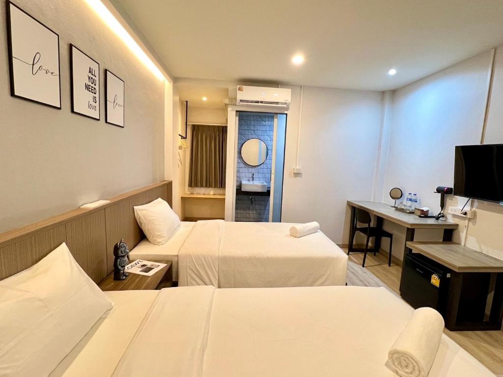 TV a/nebo společenská místnost v ubytování Bedter Hotel Phang Nga