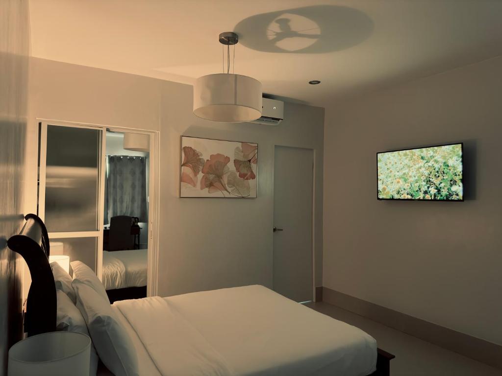 TV a/nebo společenská místnost v ubytování HARMAN SUITES Moalboal