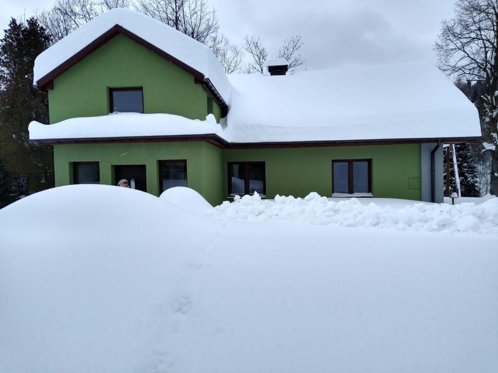 ZłatnaDomek w górach pod Rysianką的雪覆盖的房子