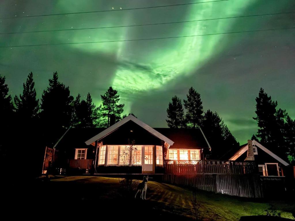une maison avec un ciel vert en arrière-plan dans l'établissement 4 star holiday home in Storsteinnes, à Rundhaug