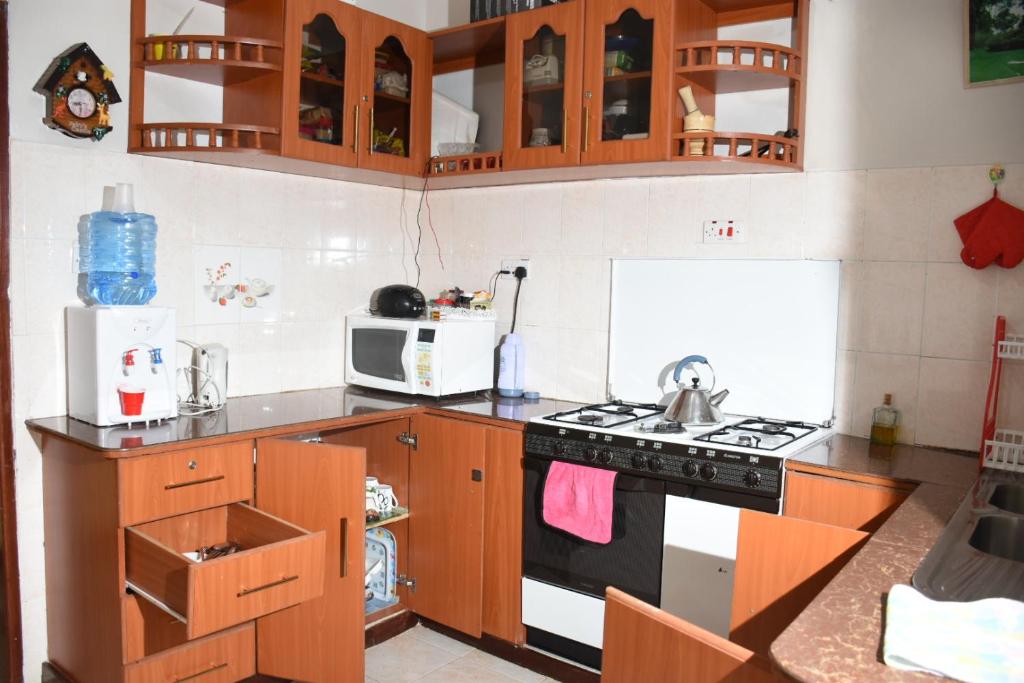Kuchyň nebo kuchyňský kout v ubytování 3-bedroom serenity homes