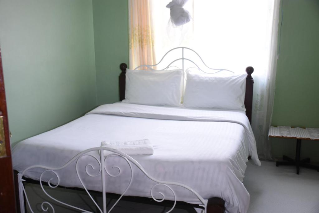 Postel nebo postele na pokoji v ubytování 3-bedroom serenity homes