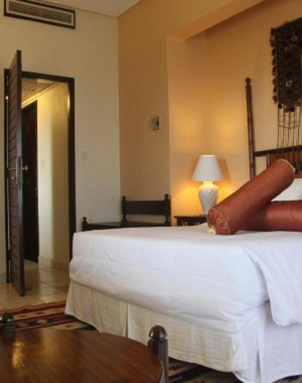 Postel nebo postele na pokoji v ubytování Mombasa Continental Resort