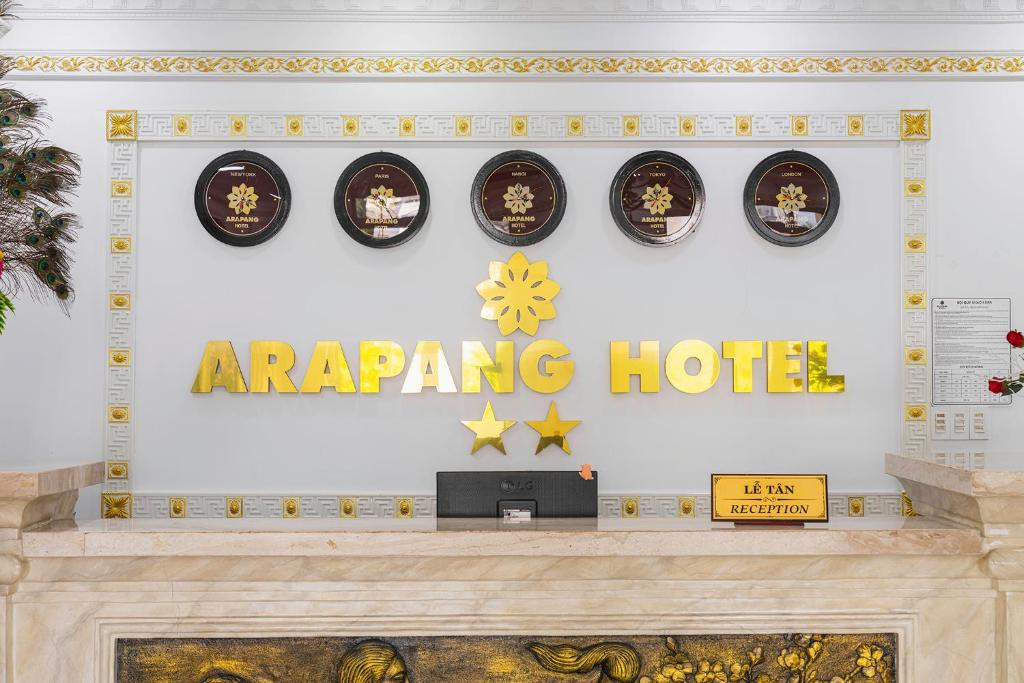Et logo, certifikat, skilt eller en pris der bliver vist frem på Arapang Hotel 2