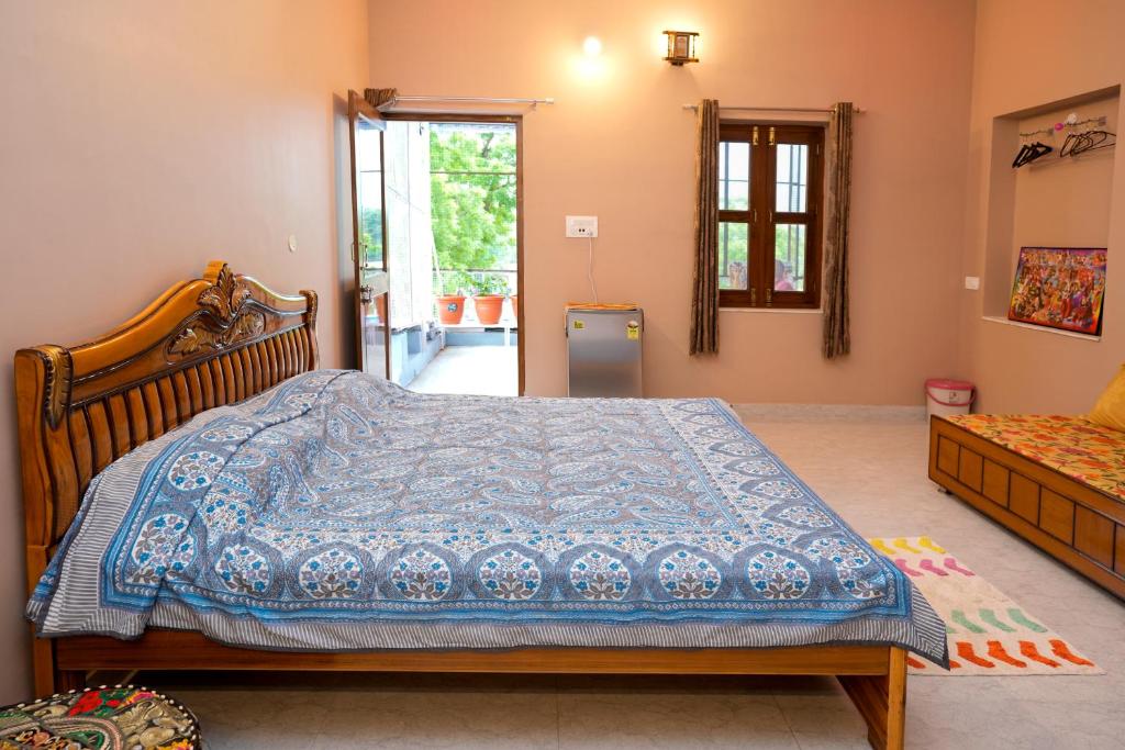 Postel nebo postele na pokoji v ubytování Pushkar Cooking Art and Home Stay