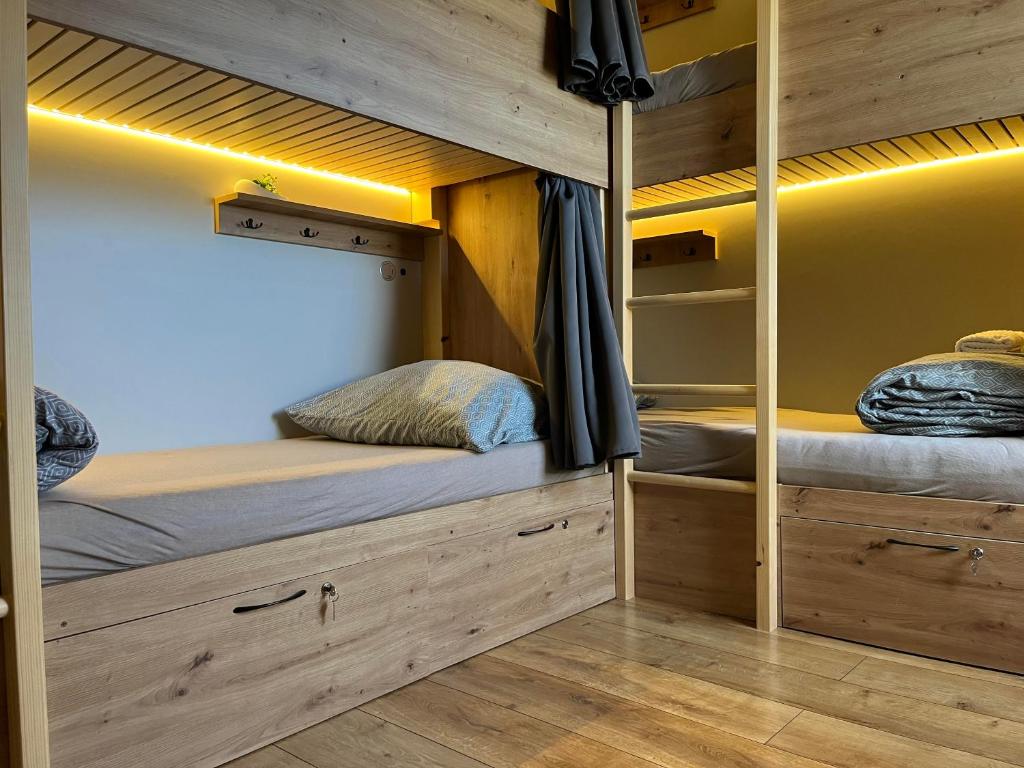 Postel nebo postele na pokoji v ubytování Sherpa's Hostel High Tatras