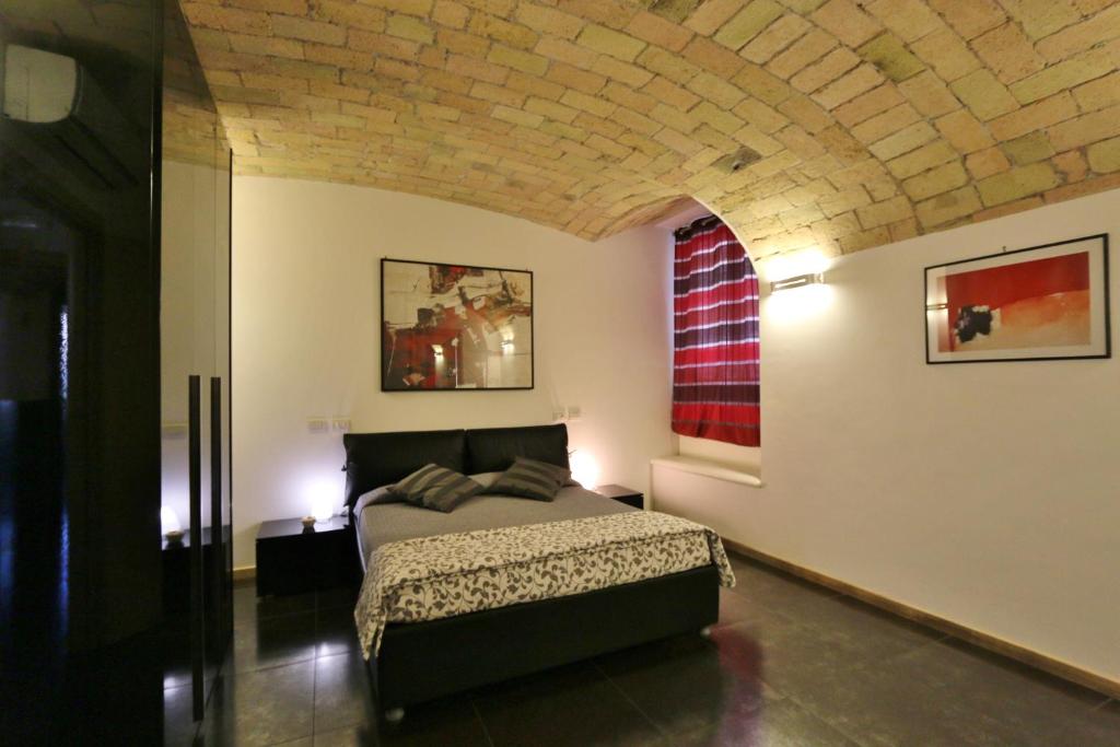 um quarto com uma cama e um tecto em tijolo em Residenza Adriana em Roma