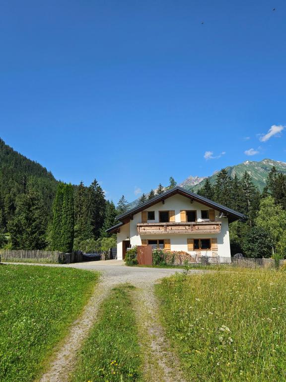 a house with a dirt road in front of it at Ferienwohnung Alpenblume in Stockach