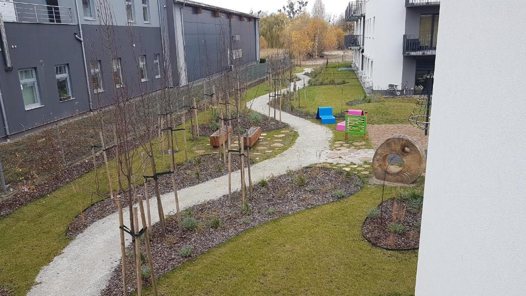 Vonkajšia záhrada v ubytovaní Apartament Tęczowy