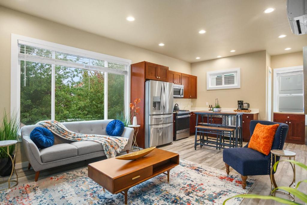 Una sala de estar con un sofá y una cocina. en Central Urban Comfort Home, en Seattle