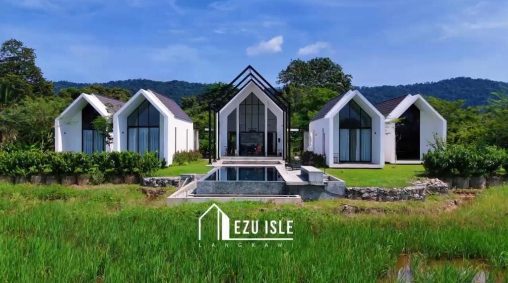 una casa in mezzo a un prato di Ezu Isle Langkawi Pool Villa a Pantai Cenang