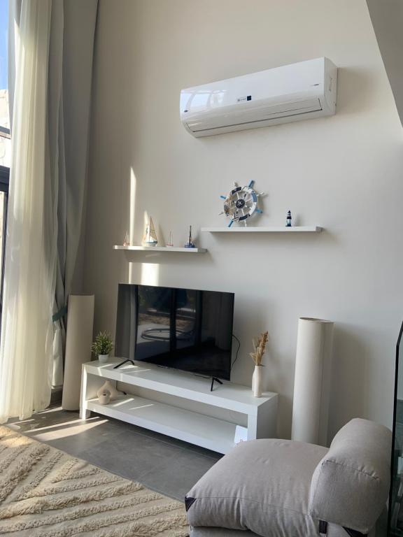 TV a/nebo společenská místnost v ubytování Cozy 2BR Seaview loft in Mesca Somabay