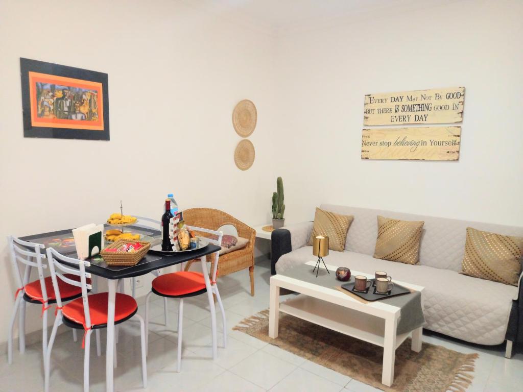 un salon avec un canapé et une table dans l'établissement Casa La Muralla - Alojamiento con vistas a las montañas, à San Andrés