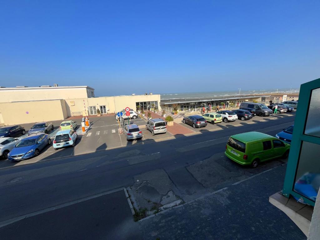 Fotografie z fotogalerie ubytování Beau Studio avec vue sur Mer et parking gratuit v destinaci Luc-sur-Mer