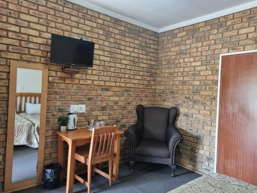 TV a/nebo společenská místnost v ubytování Emerald Guesthouse