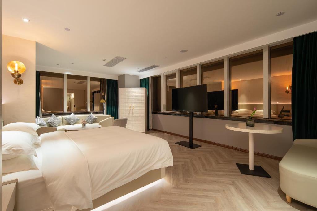 ELITE Hotel Taikoo Hui Plaza Gangding Metro Station Branch - Free Shuttle Bus to Canton Fair Complex During Canton Fair Period - Deluxe Suite