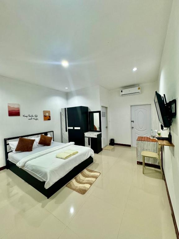 a bedroom with a bed and a television in it at สบายดีห้องเช่า รายวัน รายเดือน in Sa Kaeo